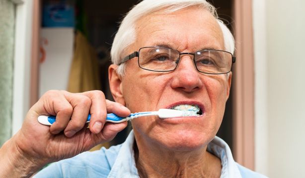 Cepillos de dientes de silicona: una solución contra la placa y el traumatismo gingival / Fuente: BigStock