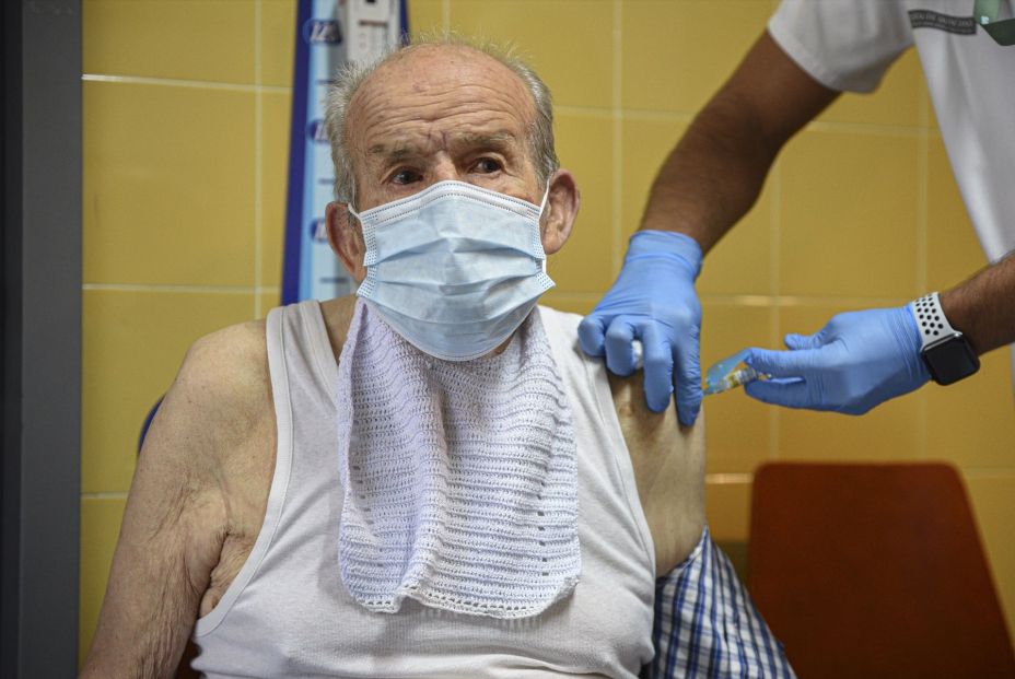 Revelan por qué los mayores de 70 años fueron más vulnerables en la primera ola de Covid / Fuente: EuropaPress