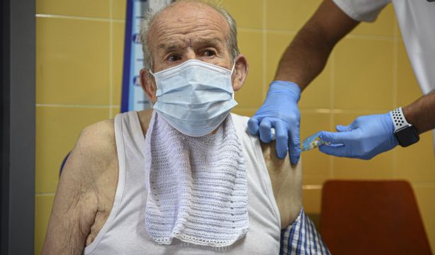 Revelan por qué los mayores de 70 años fueron más vulnerables en la primera ola de Covid / Fuente: EuropaPress