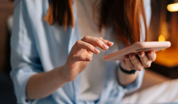 A más contactos desconocidos en redes sociales, mayor soledad