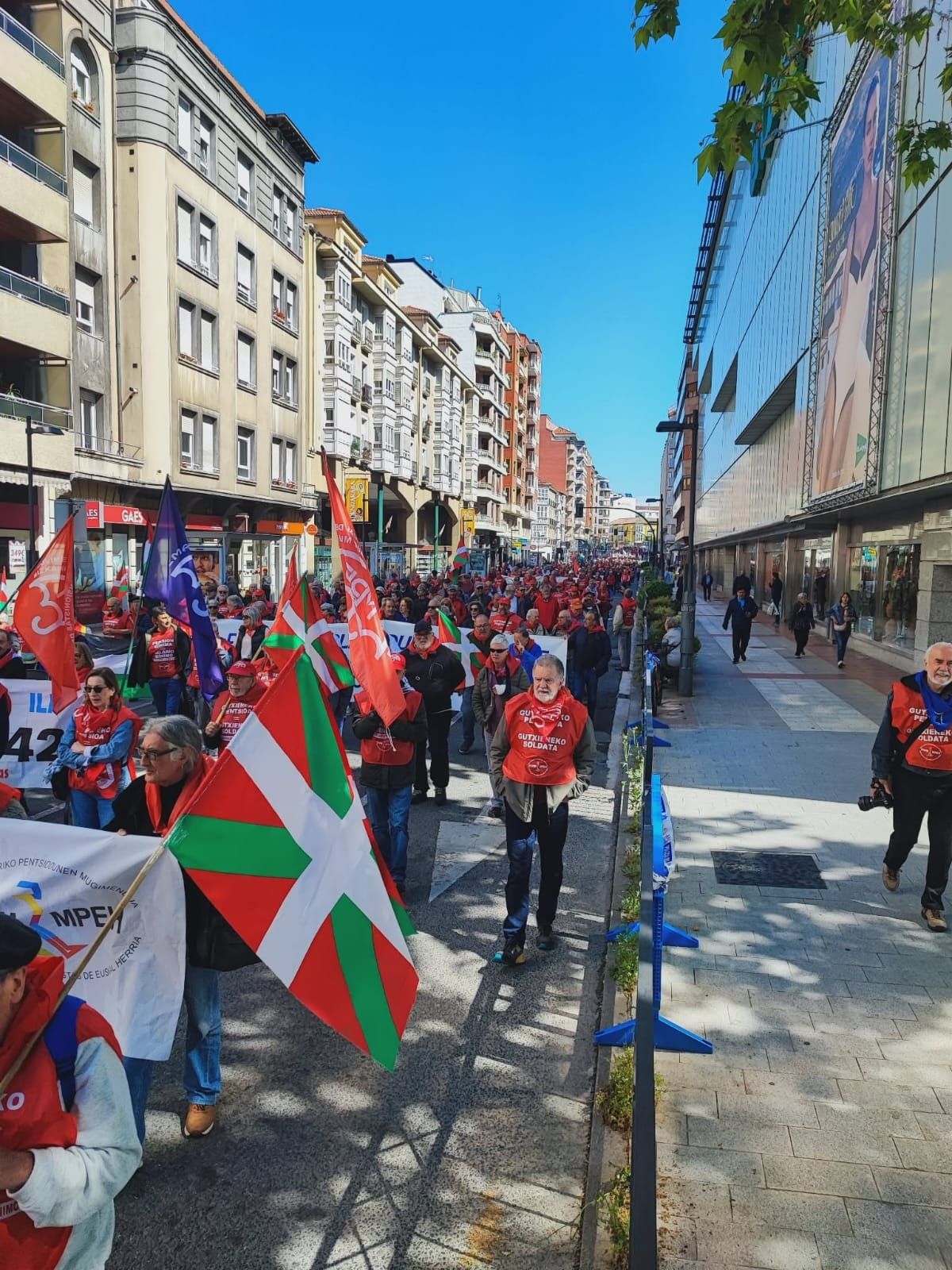 Clamor de los jubilados vascos para subir la pensión mínima: "No podemos llegar a fin de mes" Clamor de los jubilados vascos para subir la pensión mínima: "No podemos llegar a fin de mes"
