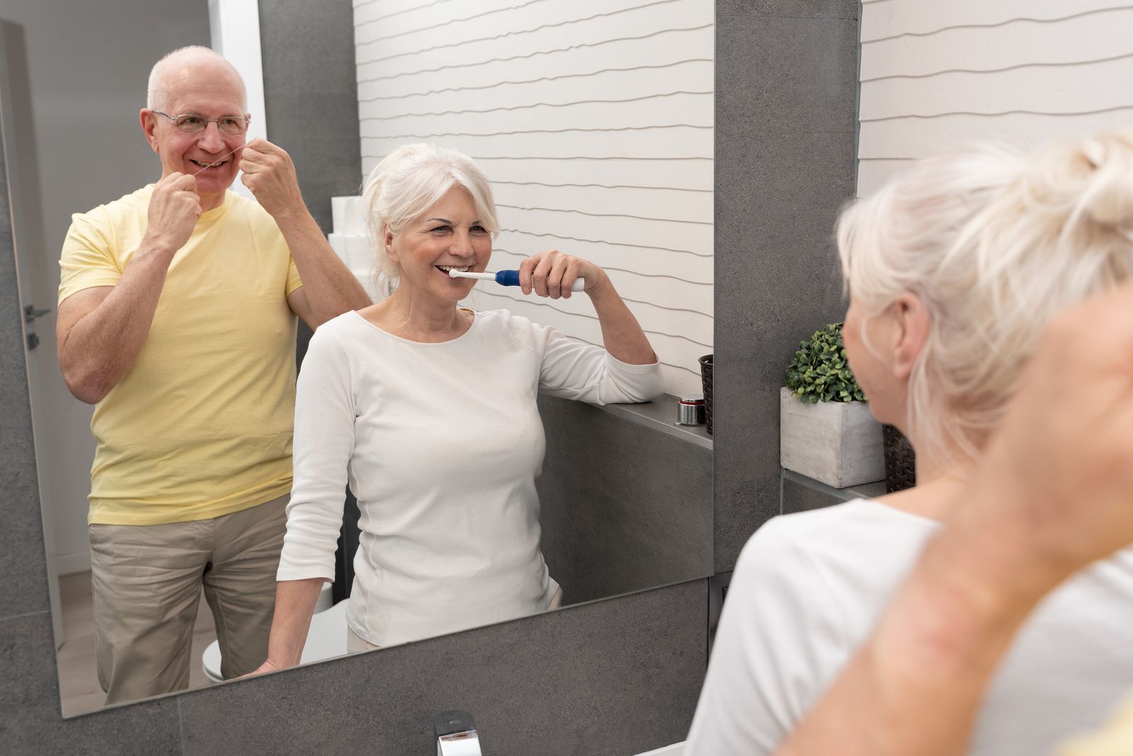 Cepillarse los dientes con fuerza mejora la higiene y otros mitos sobre salud bucodental