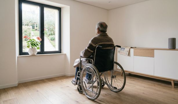 El 63% de los mayores con limitaciones severas en su día a día no recibe cuidados públicos (Gemini)