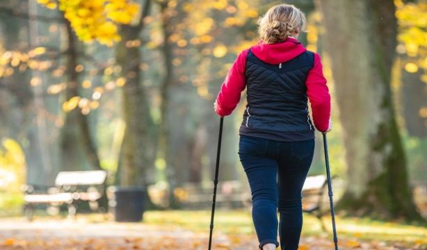 La marcha nórdica, el deporte de moda entre los mayores: en qué consiste y todos sus beneficios. Foto: Europa Press.