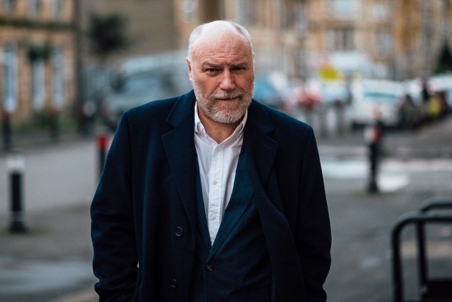 El escritor Alan Parks inicia trilogía en el "Glasgow clandestino" de la Segunda Guerra Mundial