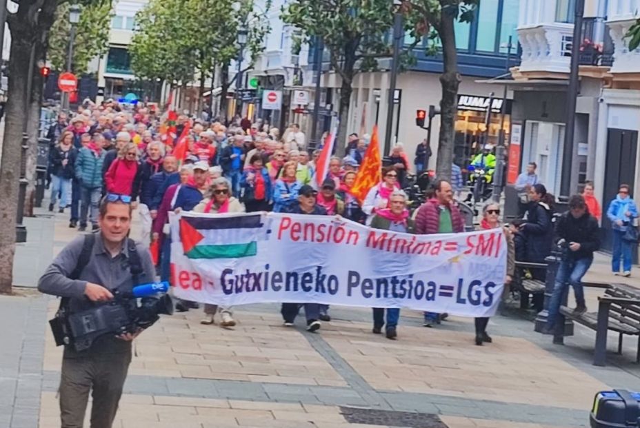 Jubilados vascos marchan al grito de "pensiones dignas" y anuncian la vuelta de los 'lunes al sol' Jubilados vascos marchan al grito de "pensiones dignas" y anuncian la vuelta de los 'lunes al sol'
