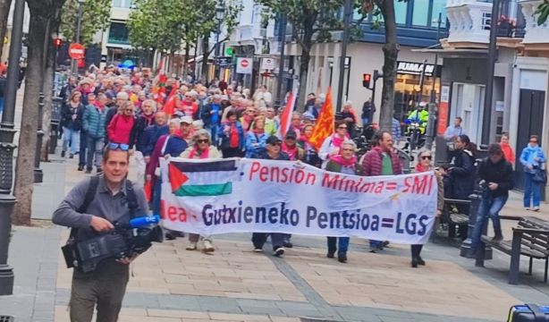 Los pensionistas vascos llevan al lehendakari su petición de subir las pensiones mínimas