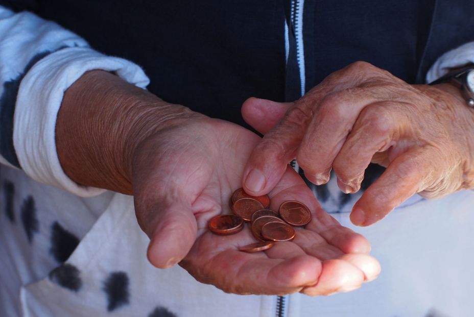 Manos de mujer con monedas