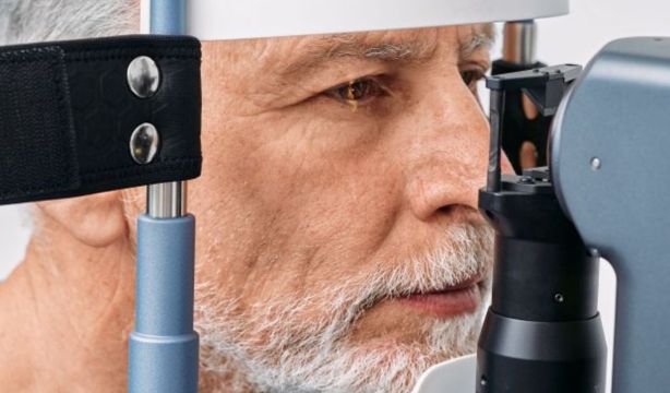 El dolor ocular y la visión borrosa pueden ser síntomas de fibromialgia. Foto: Bigstock.