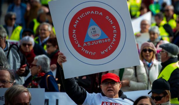 Clamor ciudadano contra el recorte de pensión en largas carreras: más de 11.000 firmas en 4 días