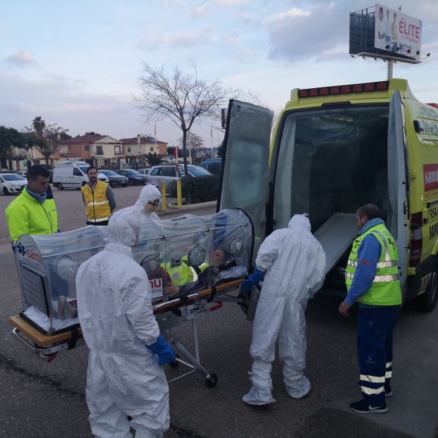 Samu hace un simuladro de atención por coronavirus con el despliegue de una estructura con tres barreras de aislamiento