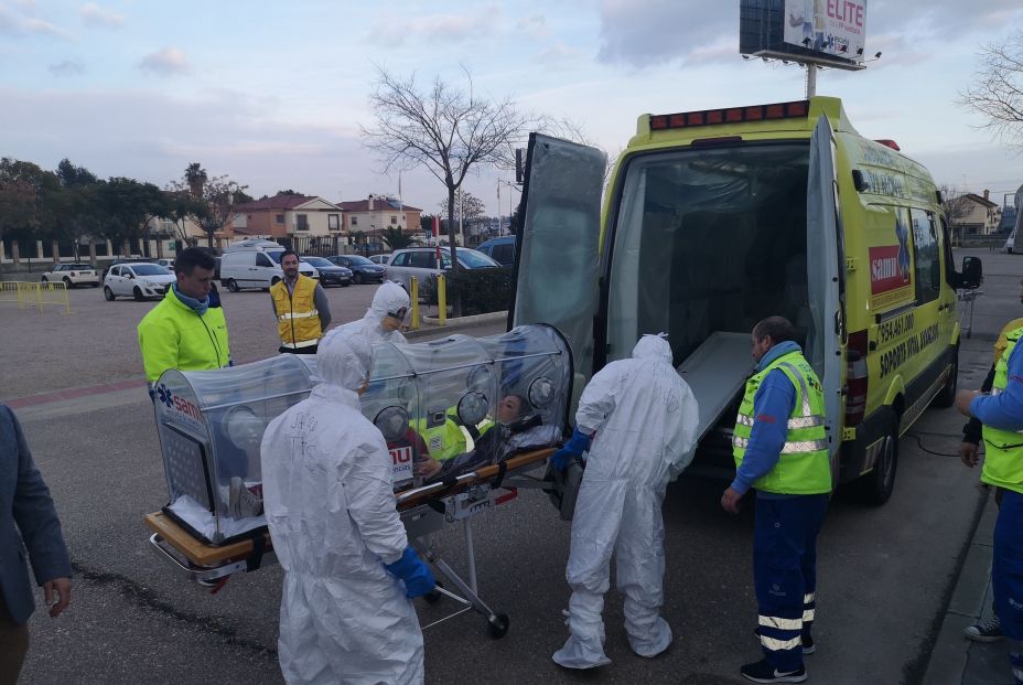 Samu hace un simuladro de atención por coronavirus con el despliegue de una estructura con tres barreras de aislamiento