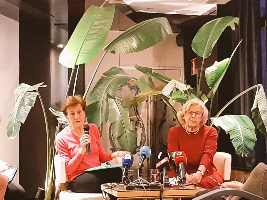 La exalcaldesa de Madrid Manuela Carmena con la catedrática Adela Cortina 