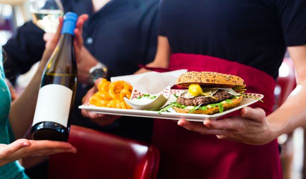 El cambio histórico que llega a bares y restaurantes españoles desde agosto