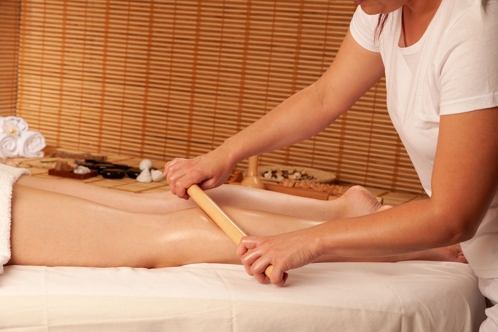 ¿Sabes qué es la maderoterapia? Una técnica de masaje para relajar y moldear el cuerpo