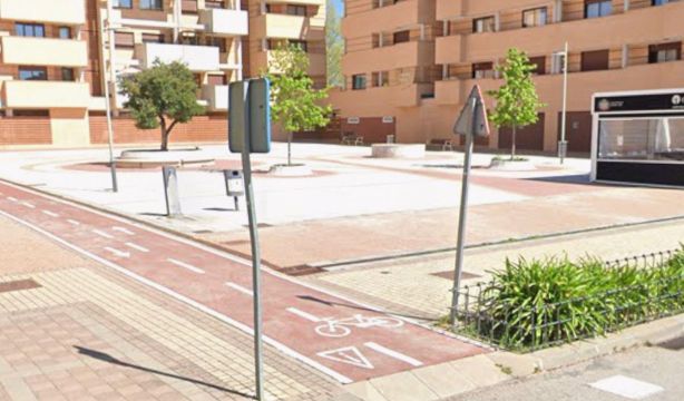 Plaza convertida en campo de fútbol