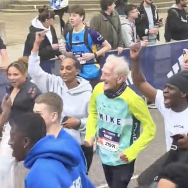 Un hombre de 74 años corre maratones para recaudar fondos contra el cáncer