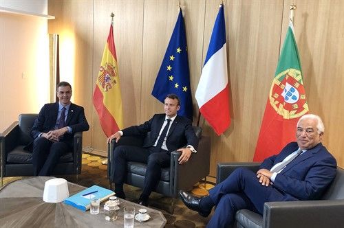 EuropaPress - El presidente del Gobierno en funciones Pedro Sánchez el presidente de la República de Francia Emmanuel Macron y el primer ministro de Portugal Antonio Costa antes de su reunión en Bruselas 