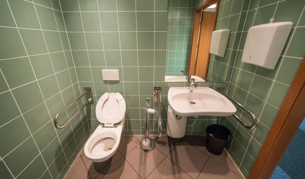Cómo conseguir ayudas de hasta el 80% para adaptar el baño para personas mayores