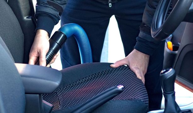 Cómo quitar las manchas de los asientos de tela o de piel del coche