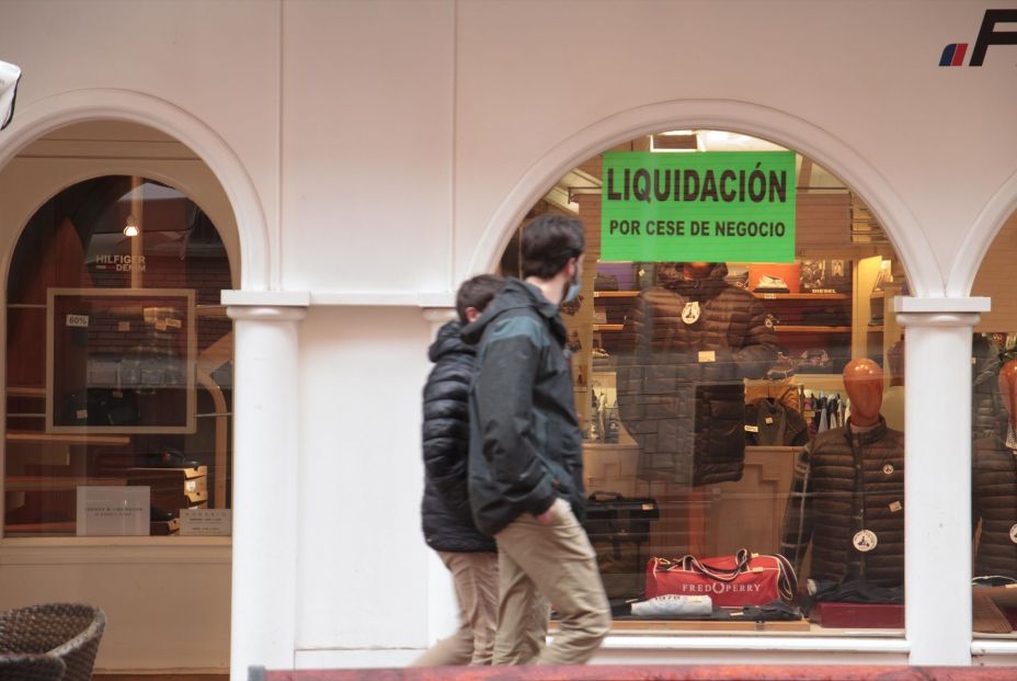EuropaPress 3575282 dos personas pasan delante establecimiento abierto donde puede leer