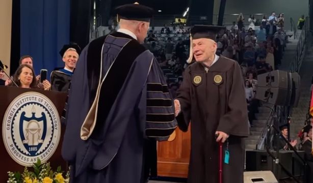 VÍDEO: El emotivo momento en que un hombre se gradúa en la universidad a los 88 años (Instagram: Georgia Tech)