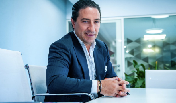 Josué Reyzabal celebra crear uno de los circuitos urbanos de pantallas LED más grandes del mundo