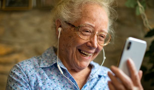 Madrid usa tecnología para combatir la soledad de los mayores de zonas rurales