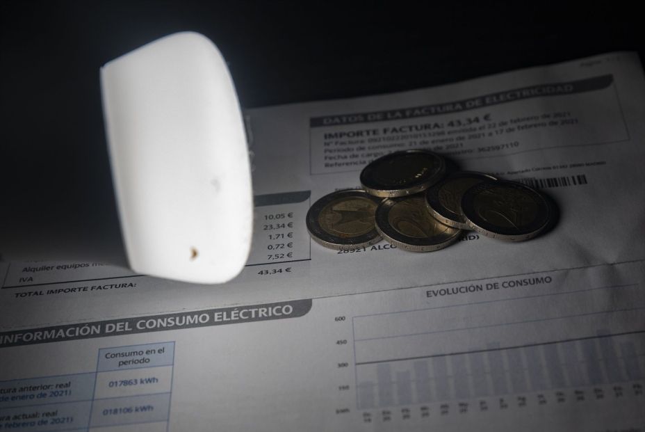 OCU avisa: eliminar la tarifa regulada de la luz encarecería la factura un 15% OCU avisa: eliminar la tarifa regulada de la luz encarecería la factura un 15%