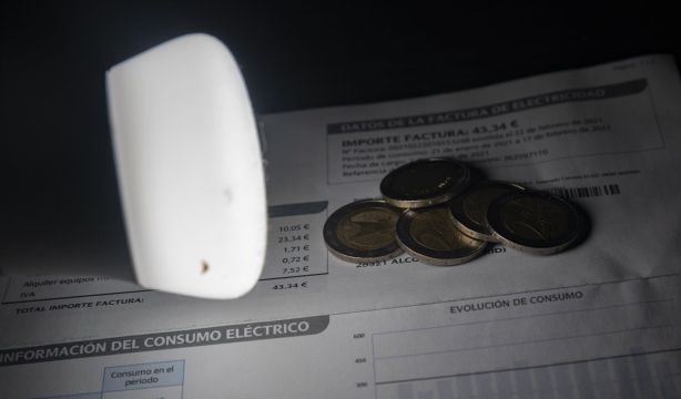 OCU avisa: eliminar la tarifa regulada de la luz encarecería la factura un 15%
