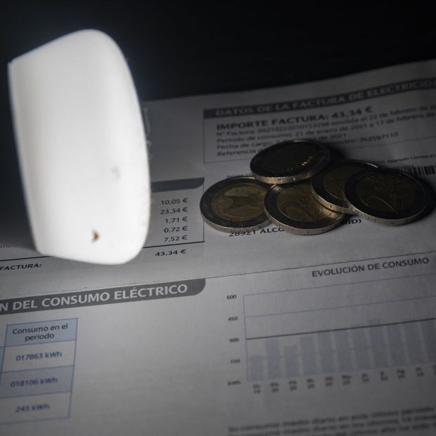 OCU avisa: eliminar la tarifa regulada de la luz encarecería la factura un 15%