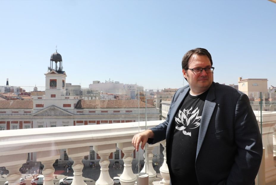 EuropaPress 2273295 escritor brandon sanderson posa restaurante puerta sol madrid