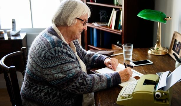 Escribir después de los 60: el acto más valiente y libre