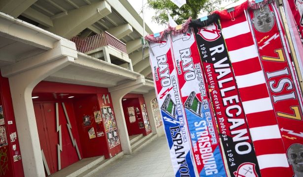 Hinchas del Rayo Vallecano sorprenden a un aficionado de 72 años para que viaje a Leipzig