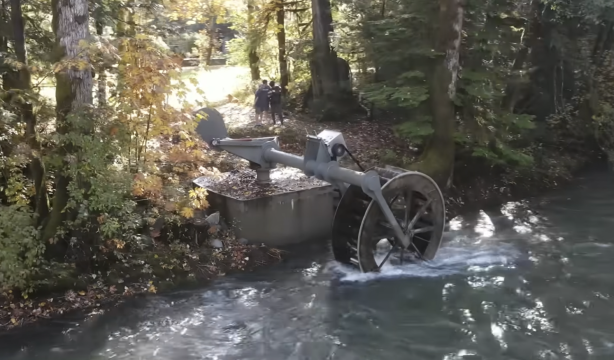 Un jubilado consigue electricidad gratis en casa con su invento que aprovecha la fuerza del agua