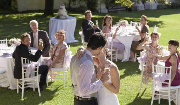 ¿Cuánto cuesta que te inviten a una boda? La media está en 300 euros