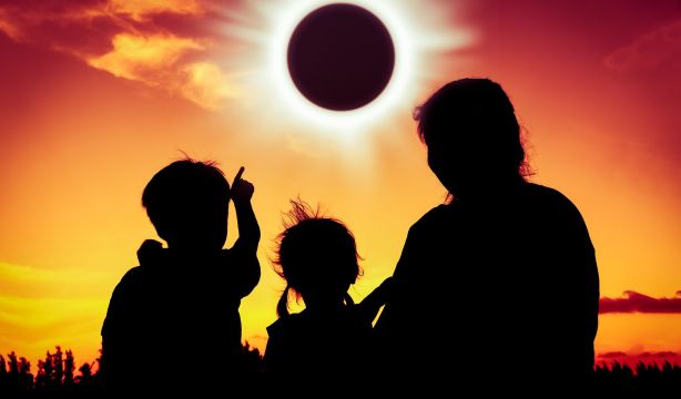 Recomendaciones oficiales para observar de forma segura el eclipse solar de agosto