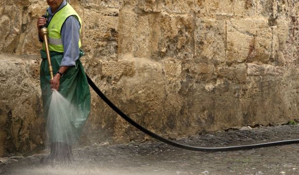 Personal de limpieza, peones agrícolas y camareros, donde más se contrata a los mayores de 45 años