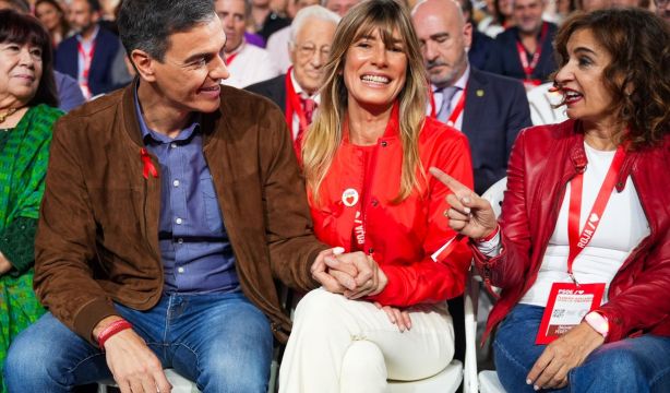 Peinado declara acusada a Begoña Gómez y exige que asista a una audiencia preliminar el 9 de junio