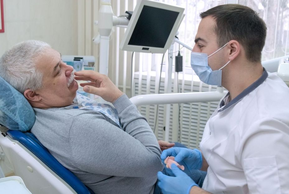 Sanidad reparte 60 millones para reforzar la atención bucodental pública a mayores de 65 años
