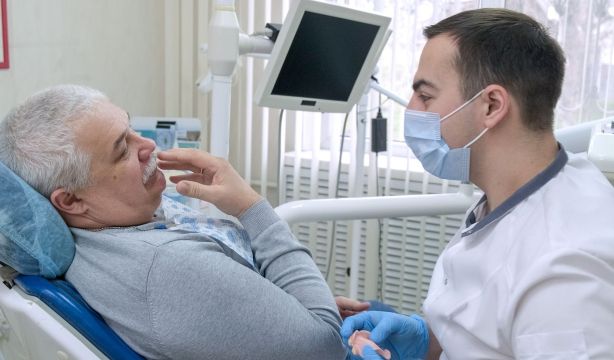 Sanidad reparte 60 millones para reforzar la atención bucodental pública a mayores de 65 años