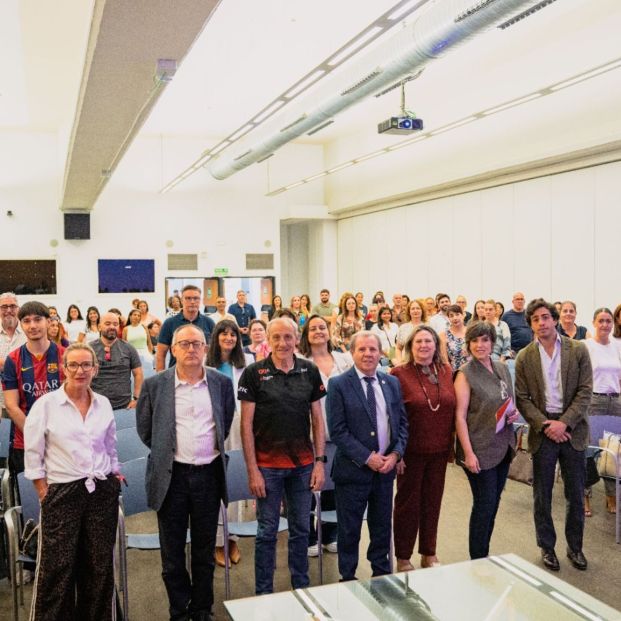 Fermín Cacho y Cámara de Almería animan a los sénior desempleados: "Es necesario reinventarse" (Inma Romero) Fermín Cacho y Cámara de Almería animan a los sénior desempleados: "Es necesario reinventarse" (Inma Romero)