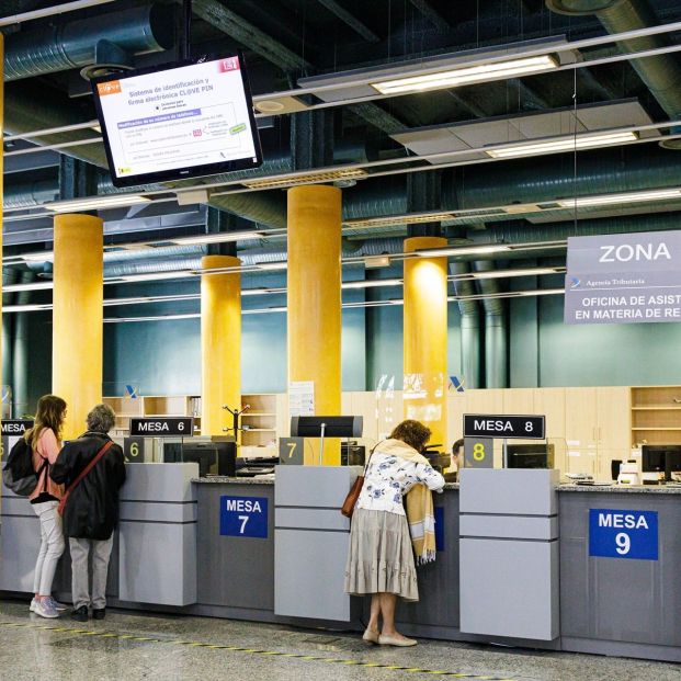 EuropaPress 5240281 varias personas son atendidas agencia tributaria presentar declaracion