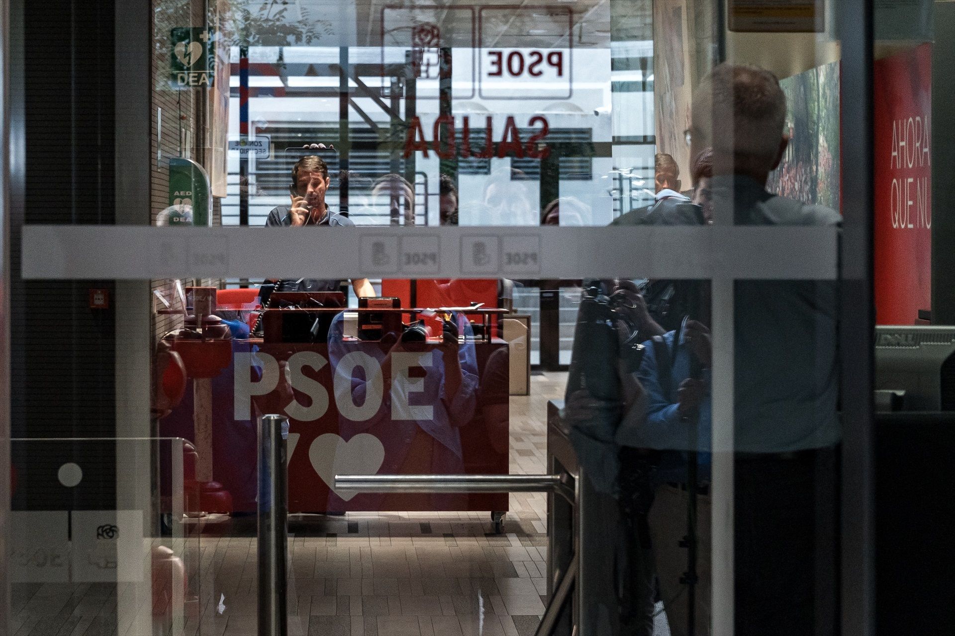 La UCO entra en Ferraz para investigar si el PSOE pagó a la trama de Leire Díez