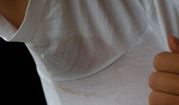 Trucos caseros para eliminar las manchas de sudor de la ropa