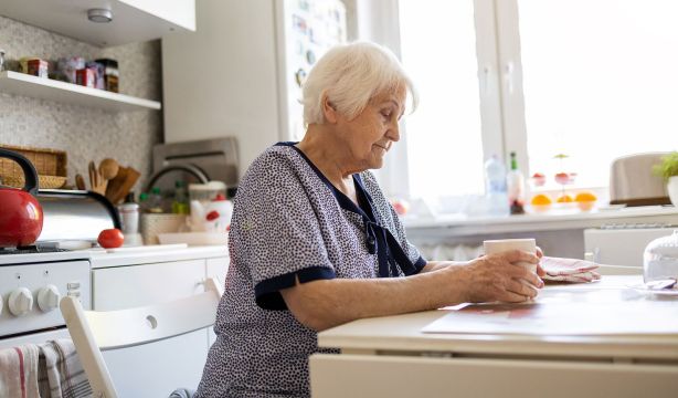 España vive más sola: los hogares unipersonales se disparan un 81%