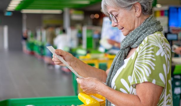 Fin del ticket en papel: "Digitalizar por defecto es una forma de violencia contra los mayores"
