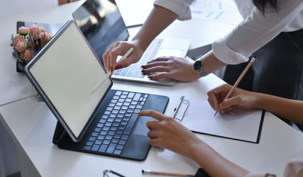 La IA empresarial avanza hacia modelos híbridos con personas y trabajadores digitales