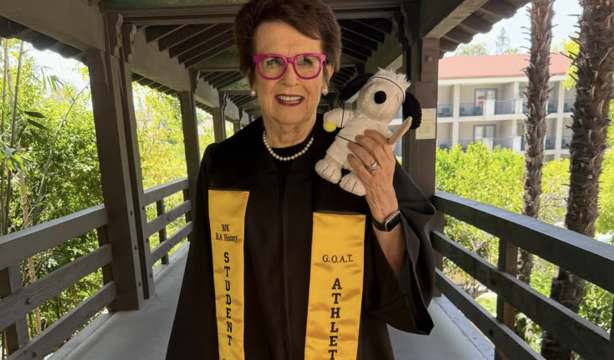 La extenista Billie Jean King se gradúa en la universidad a los 82 años