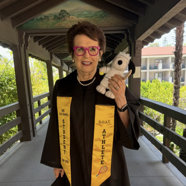 La extenista Billie Jean King se gradúa en la universidad a los 82 años